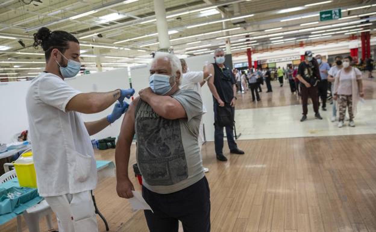 Vacunación contra la Covid en el centro comercial La Rambla, en Cartagena, este miércoles.