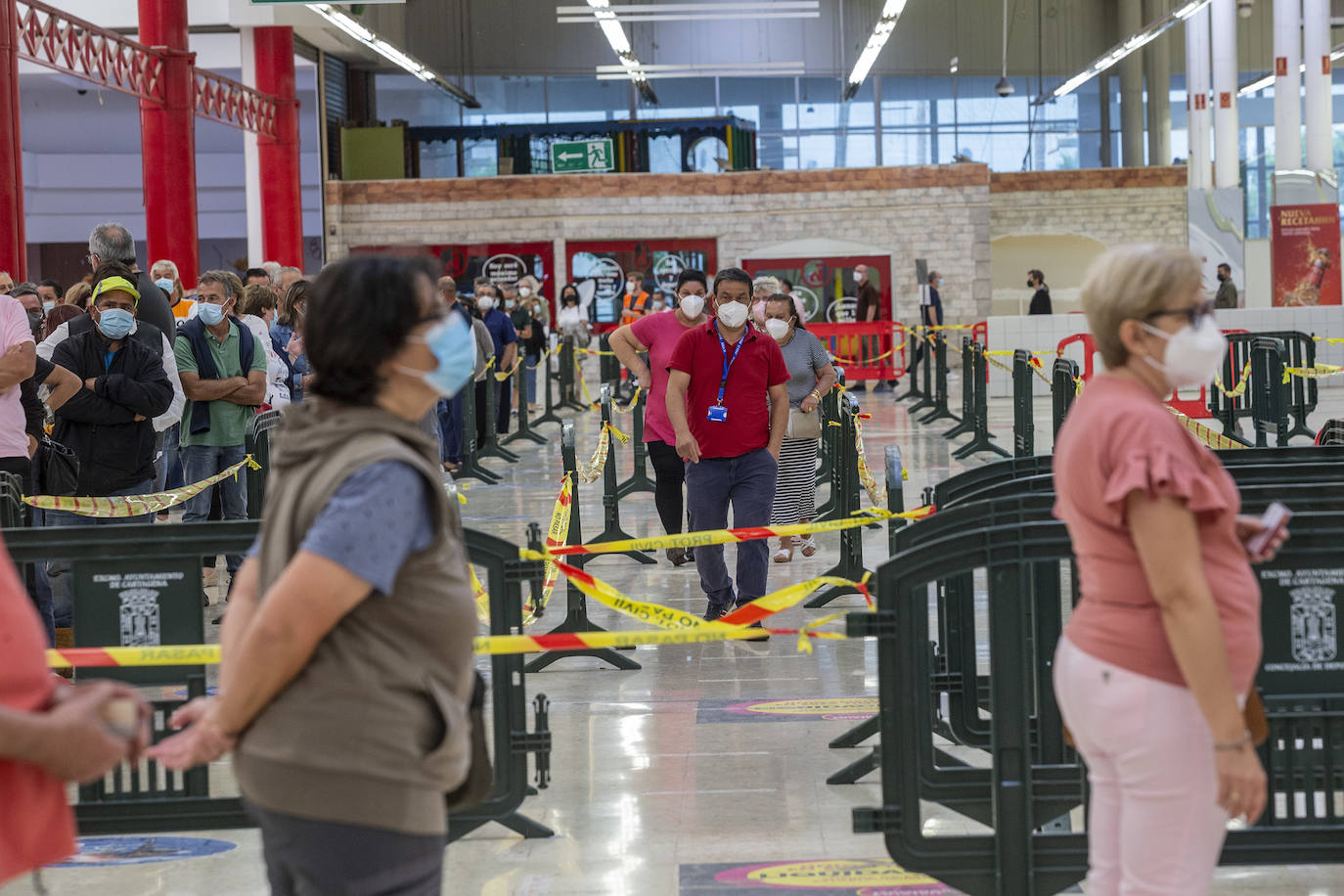 Fotos: Vacunación contra la Covid en el centro comercial La Rambla, en Cartagena