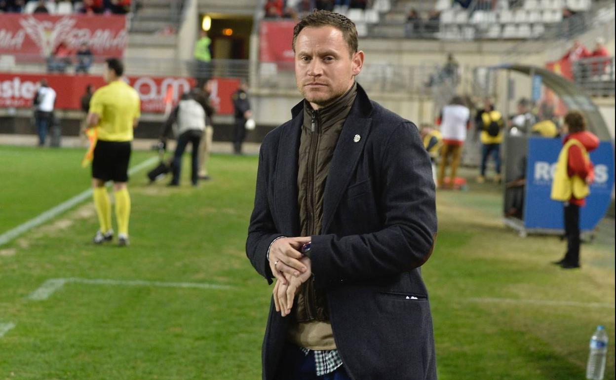 Mario Simón, en el año 2017, en el Enrique Roca como técnico del Lorca Deportiva.