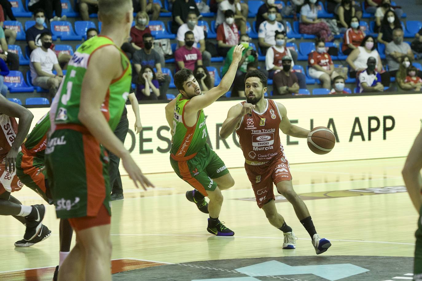 Fotos: Un Murcia batallador fuerza el tercer partido contra el Covirán