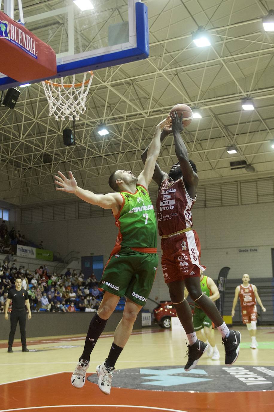 Fotos: Un Murcia batallador fuerza el tercer partido contra el Covirán