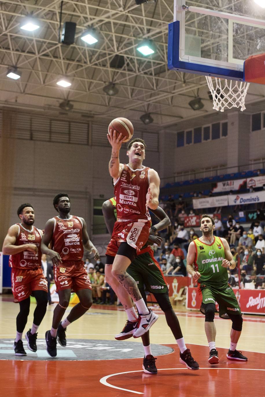 Fotos: Un Murcia batallador fuerza el tercer partido contra el Covirán