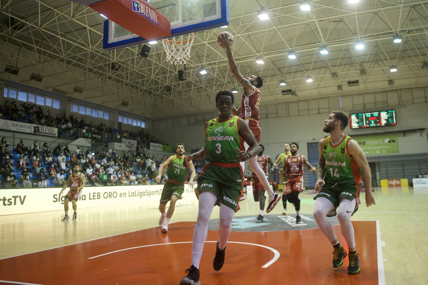 Fotos: Un Murcia batallador fuerza el tercer partido contra el Covirán