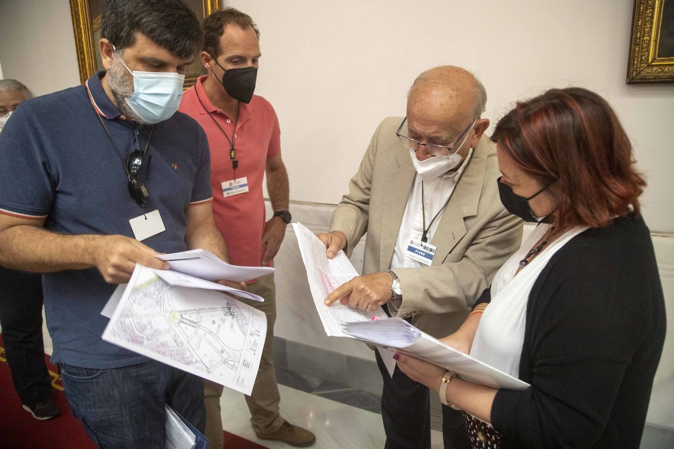 Fotos: El Pleno de Cartagena se une contra el derribo de casas para continuar el paseo de Cabo de Palos