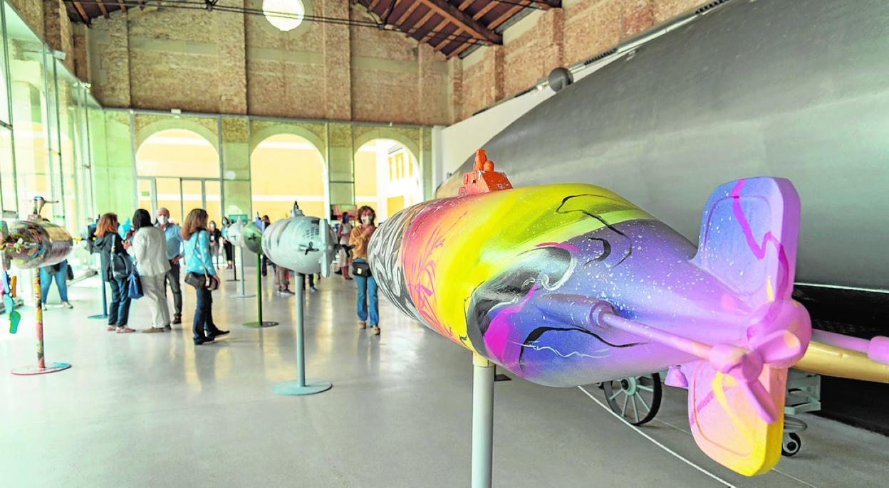 Visitantes de la exposición 'Peral S-15', en el Museo Naval. 