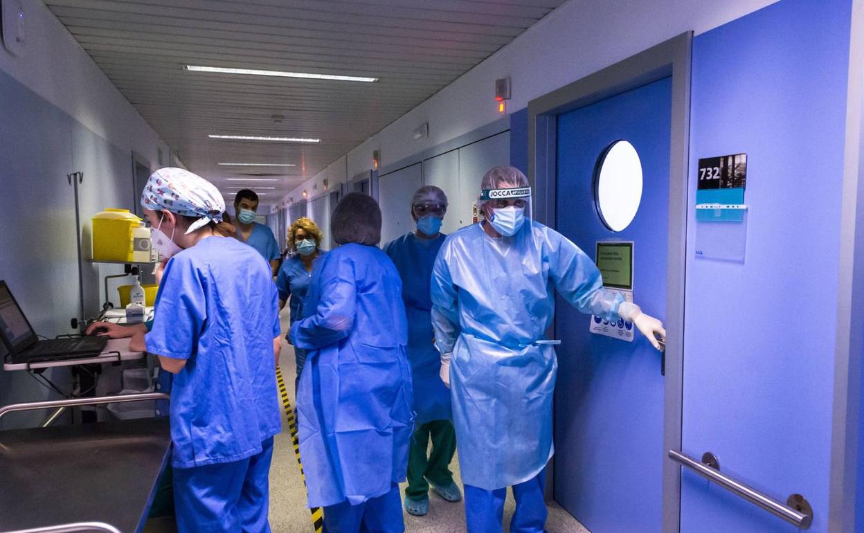 Sanitarios en la planta Covid del Reina Sofía en una imagen de archivo. 