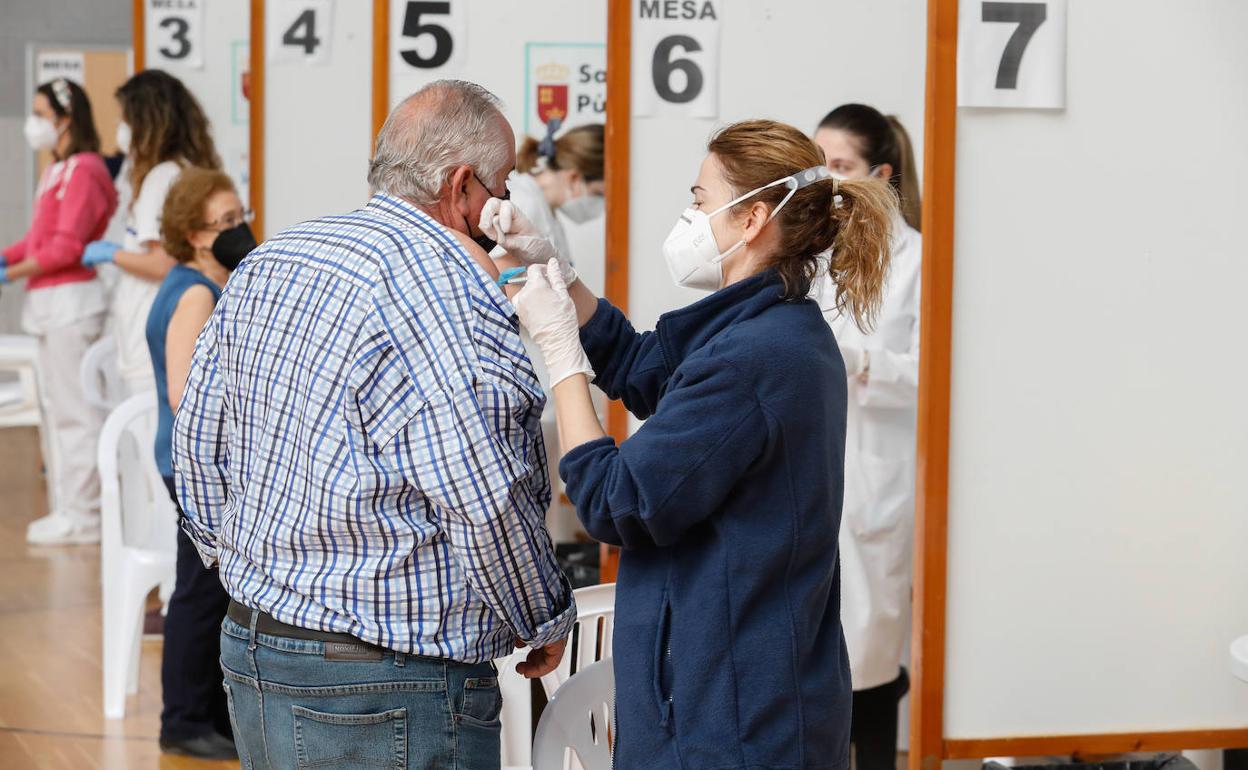 Vacunación en el centro Felipe VI de Lorca, en una imagen de archivo. 