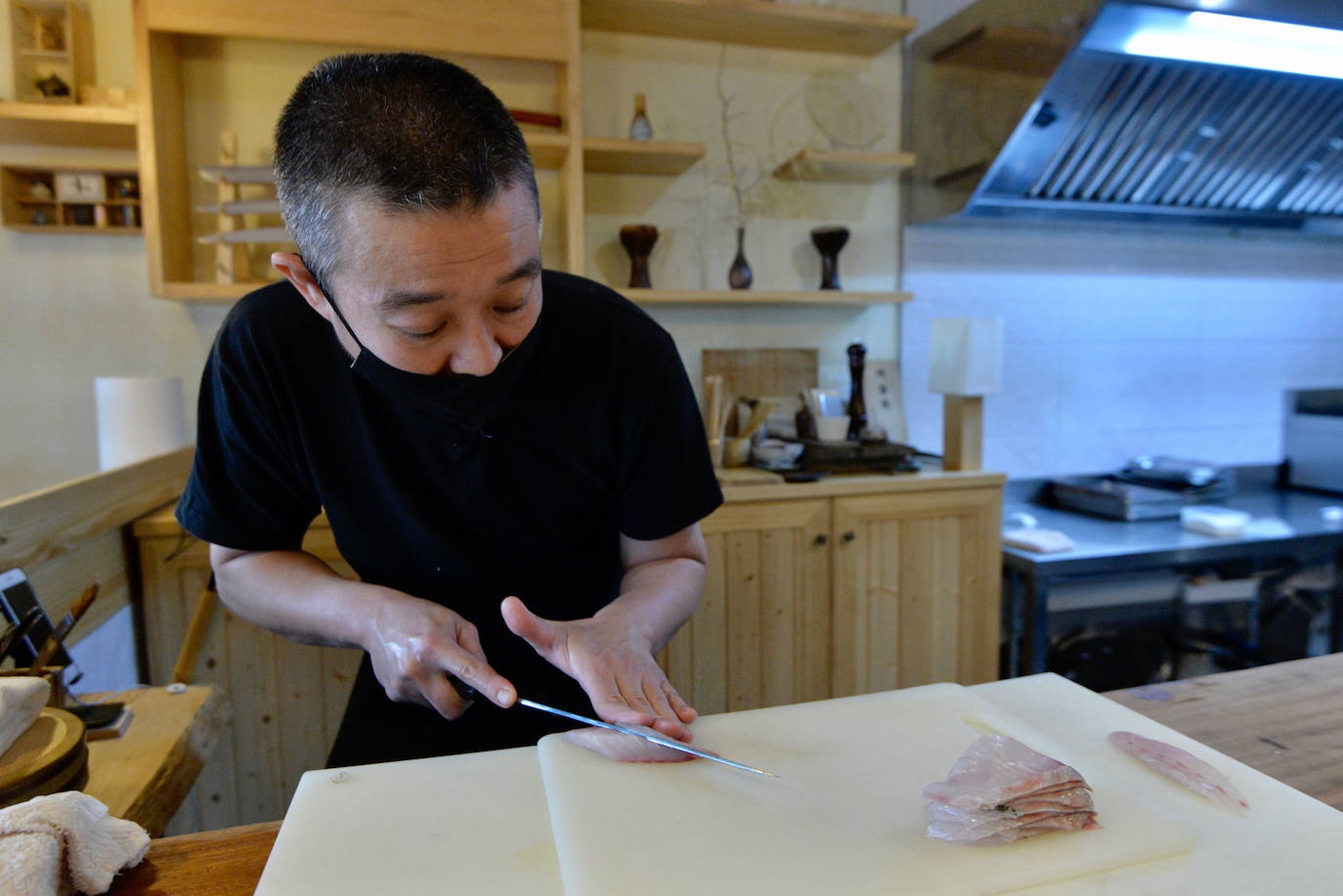 Fotos: Así prepara el chef Makoto Himeno el pescado que sirve en su restaurante