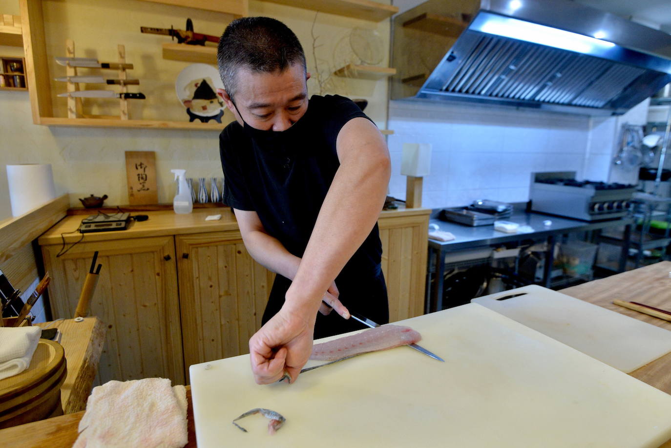 Fotos: Así prepara el chef Makoto Himeno el pescado que sirve en su restaurante