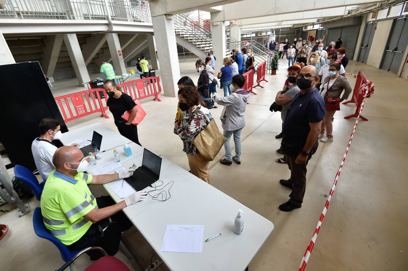 Fotos: Vacunaciones con Pfizer en el Enrique Roca este viernes 28 de mayo