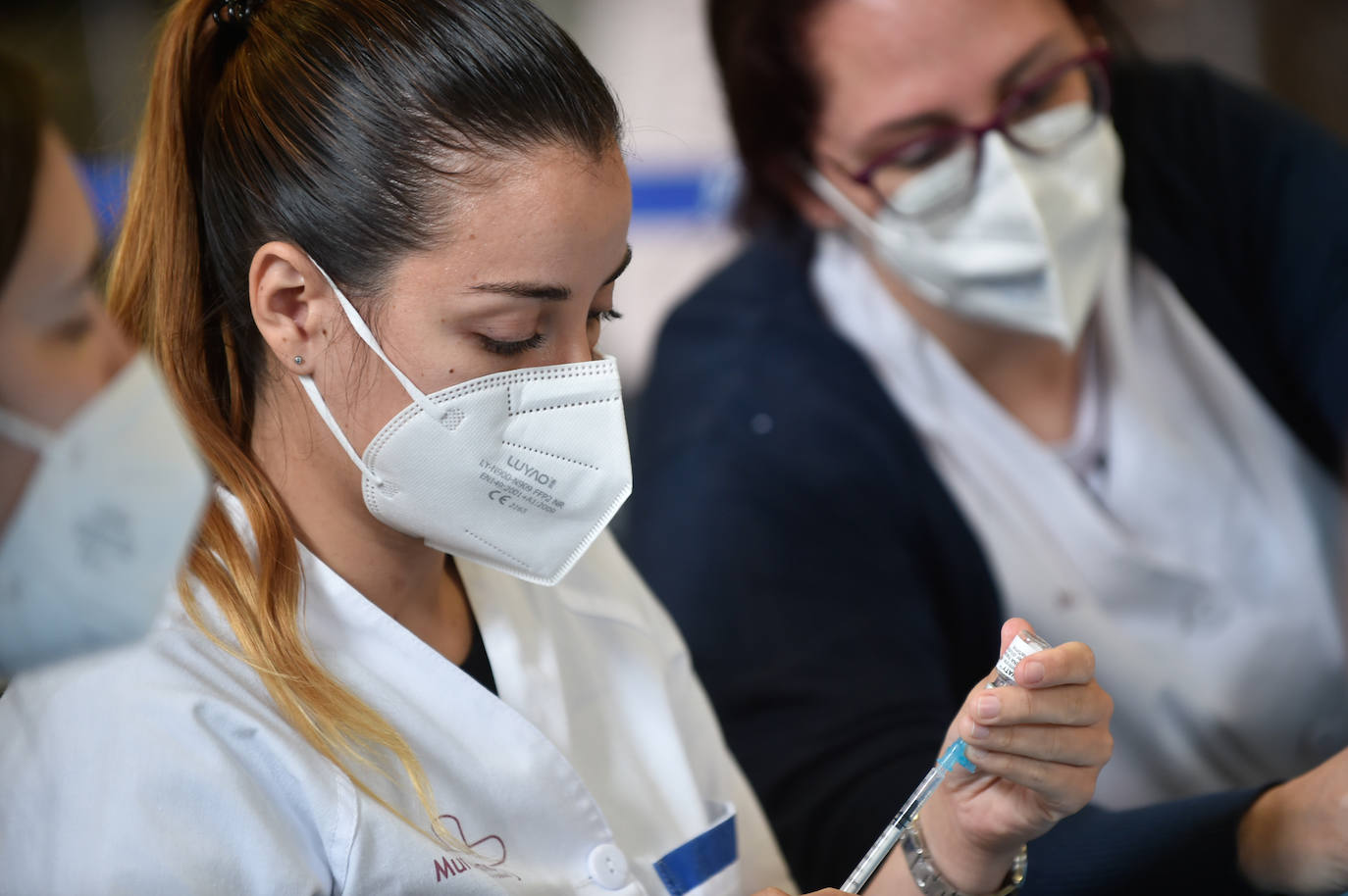 Fotos: Vacunaciones con Pfizer en el Enrique Roca este viernes 28 de mayo