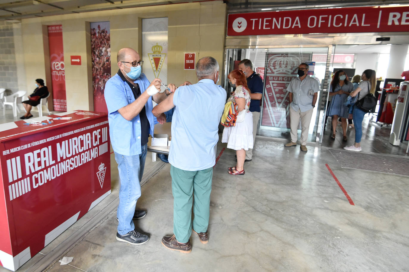 Fotos: Vacunaciones con Pfizer en el Enrique Roca este viernes 28 de mayo