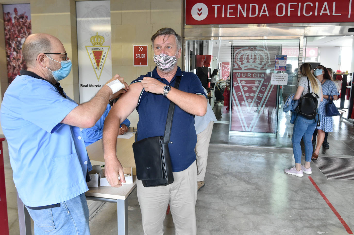 Fotos: Vacunaciones con Pfizer en el Enrique Roca este viernes 28 de mayo