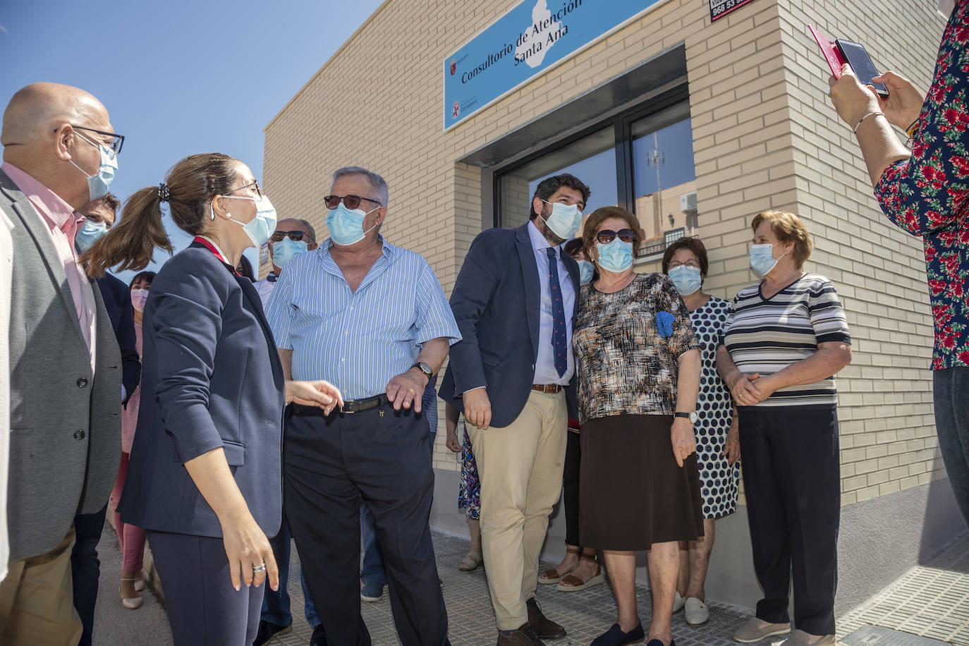 Fotos:  López Miras durante la inauguración del nuevo consultorio médico de Santa Ana, en Cartagena