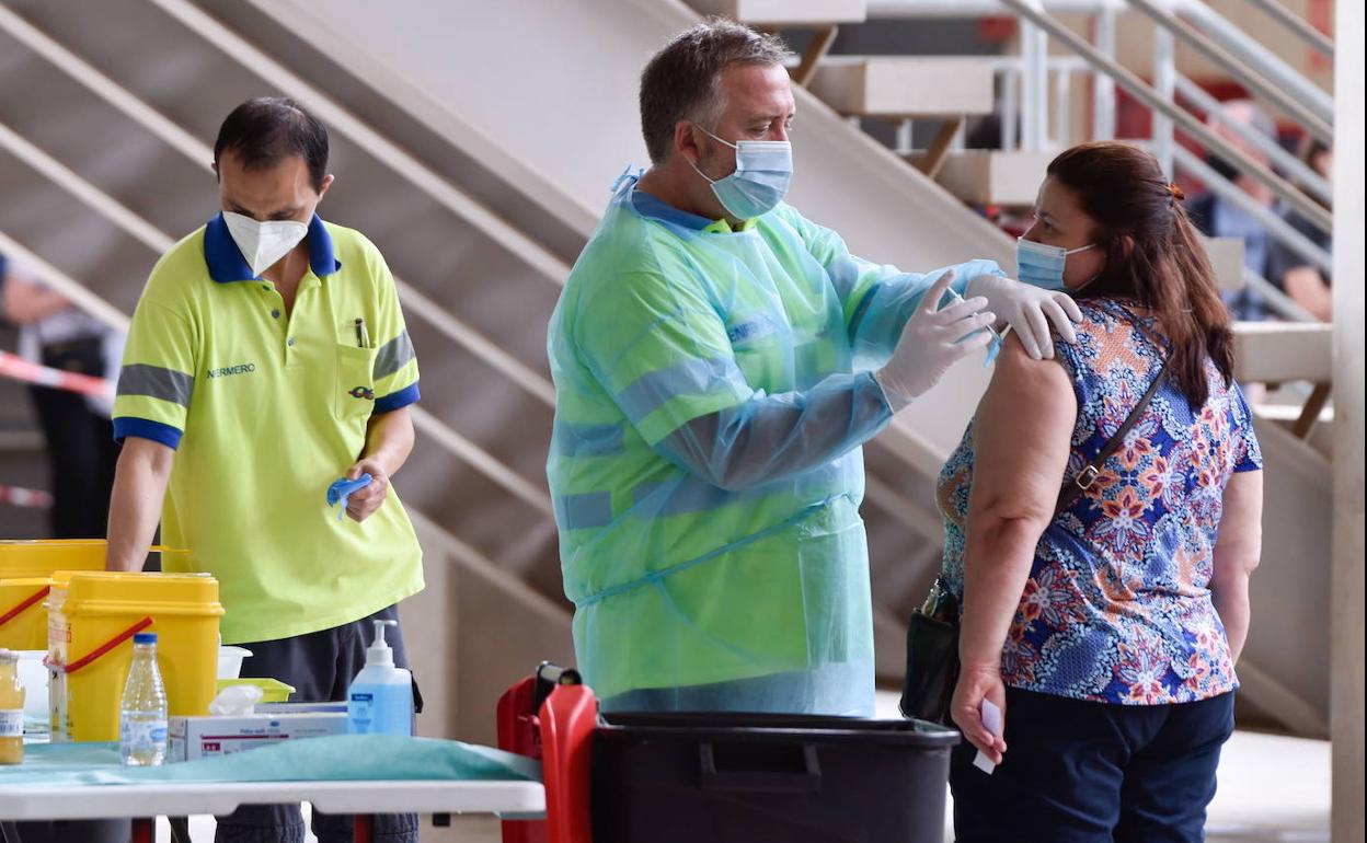 Una mujer recibe una dosis de la vacuna contra el coronavirus. 