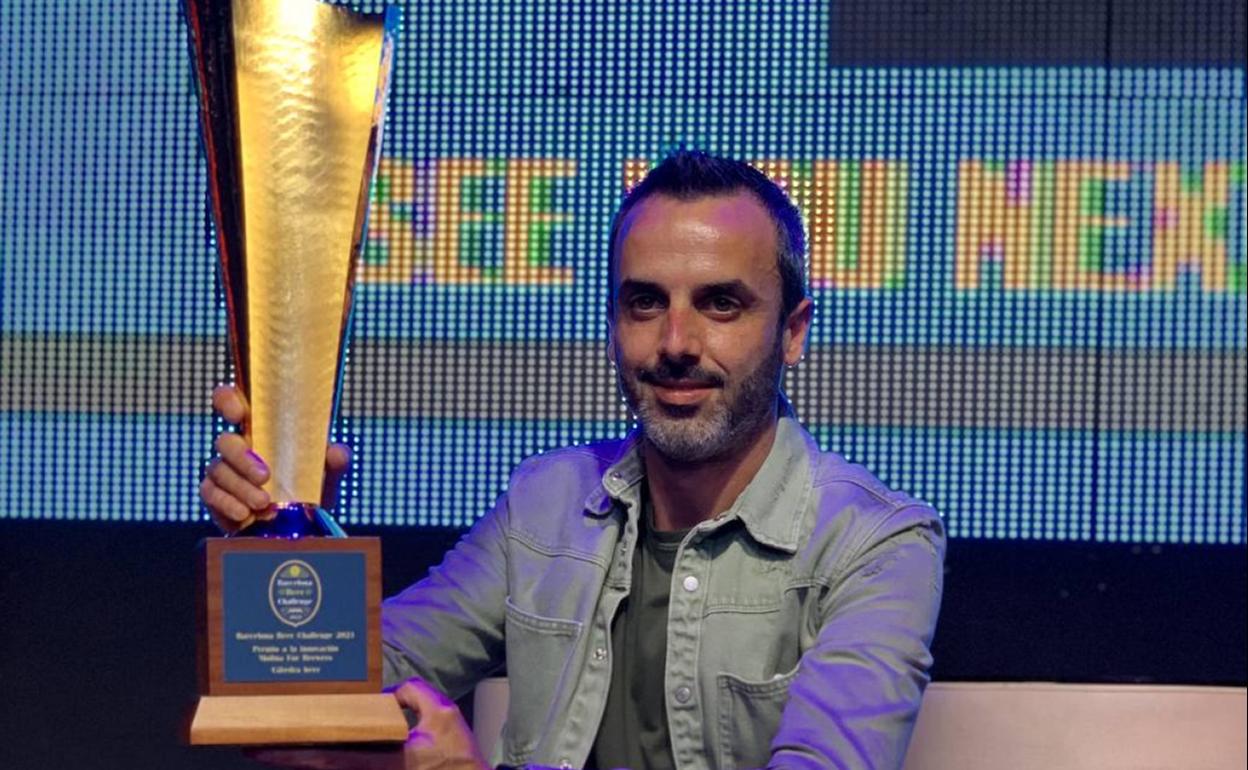 Eduardo Cano, maestro cervecero y responsable de Cátedra Beer, con el premio.