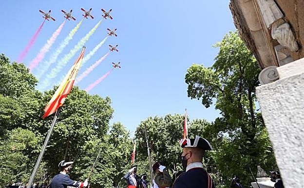 Imagen principal - La Patrulla Águila no falta a su cita en el Día de las Fuerzas Armadas