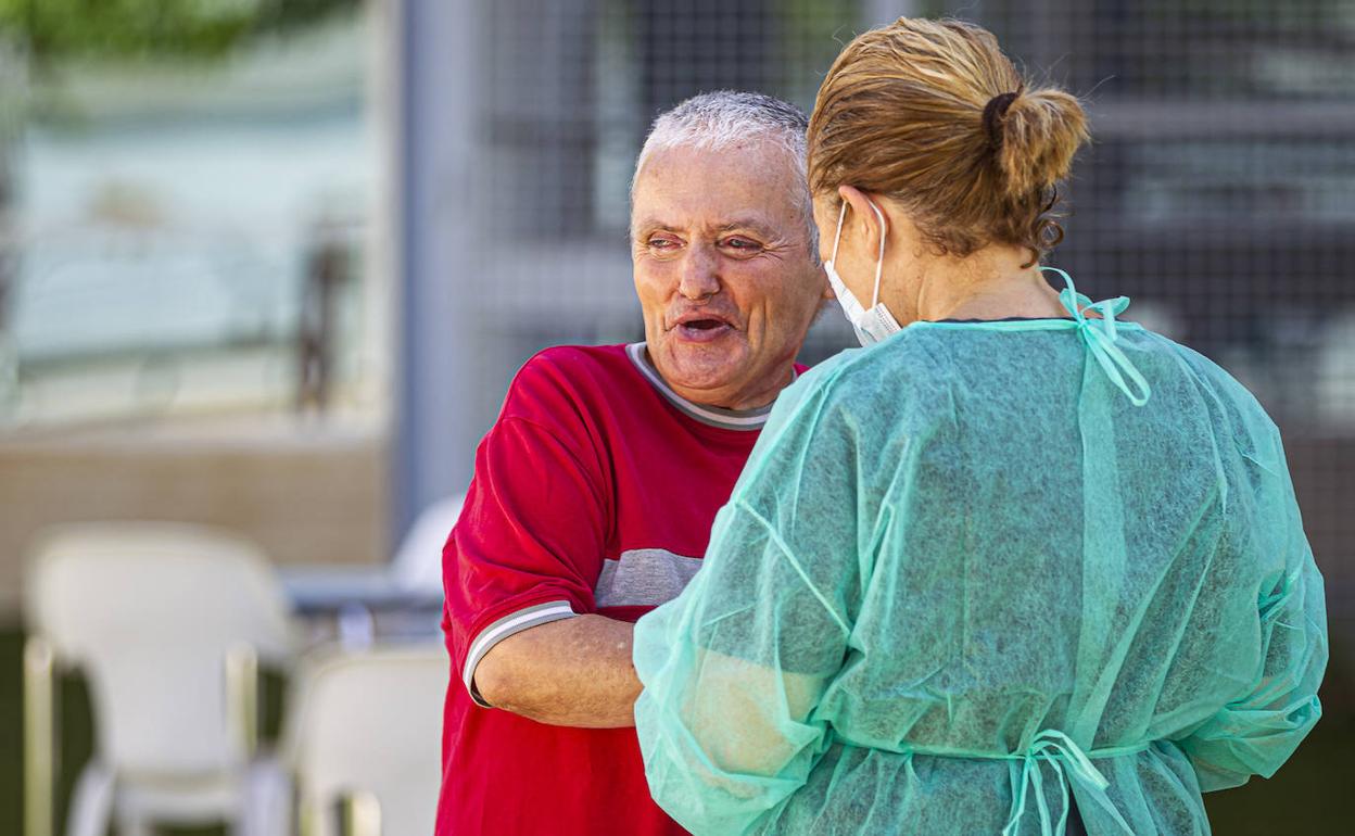 Un usuario de un centro de personas mayores, en una imagen de archivo.