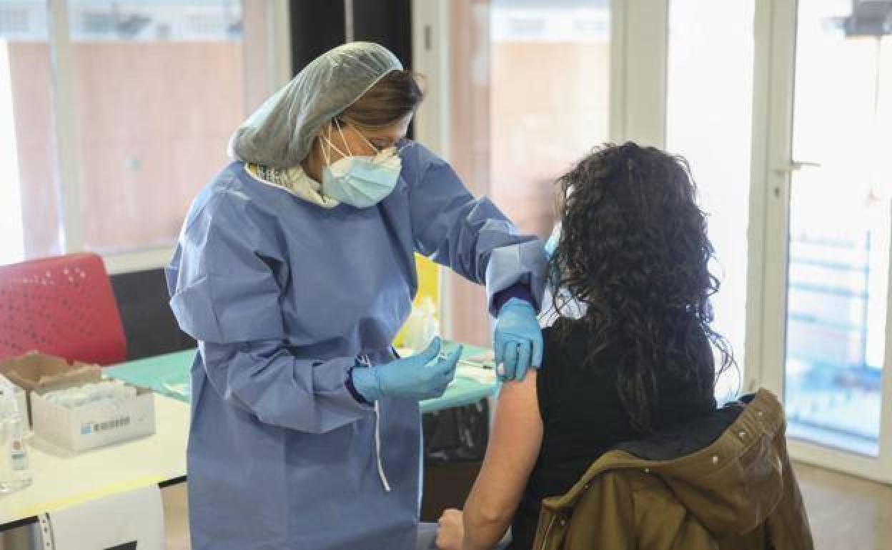 Una sanitaria vacuna a una mujer en Lorca, en una imagen de archivo.