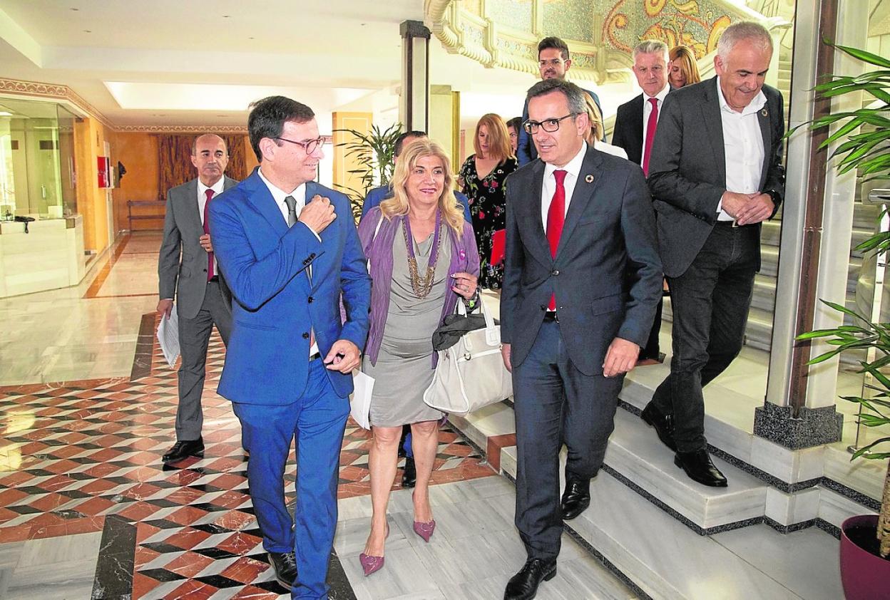 Emilio Ivars, con Gloria Alarcón, Diego Conesa y otros diputados socialistas en la Asamblea. 