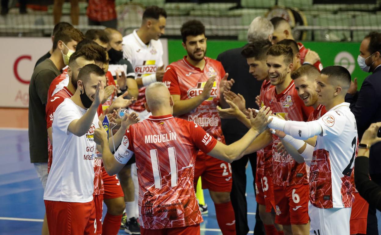 Los jugadores de ElPozo hacen un pasillo a Miguelín, que ayer fue homenajeado en el Palacio. 