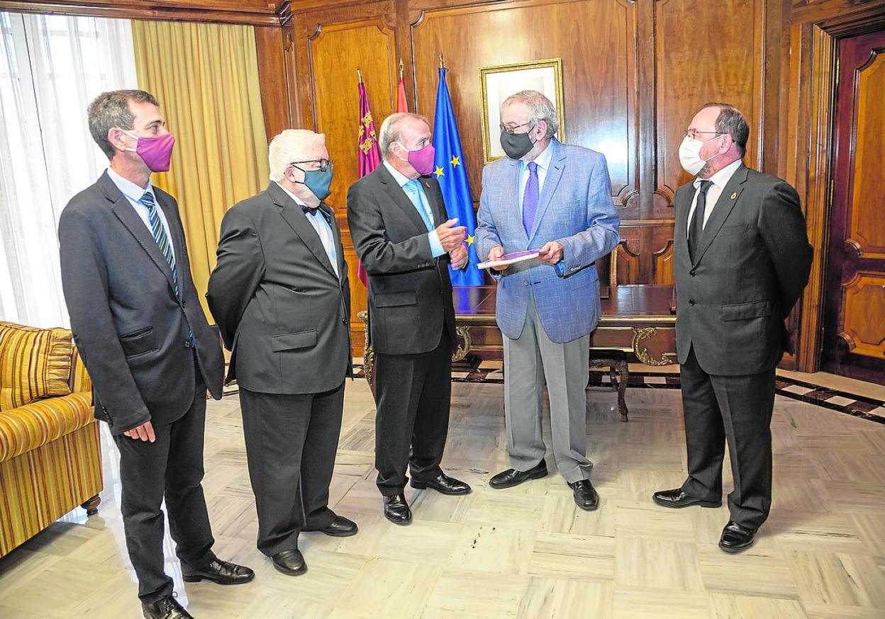 Alberto Castillo recibe la memoria del Consejo Jurídico