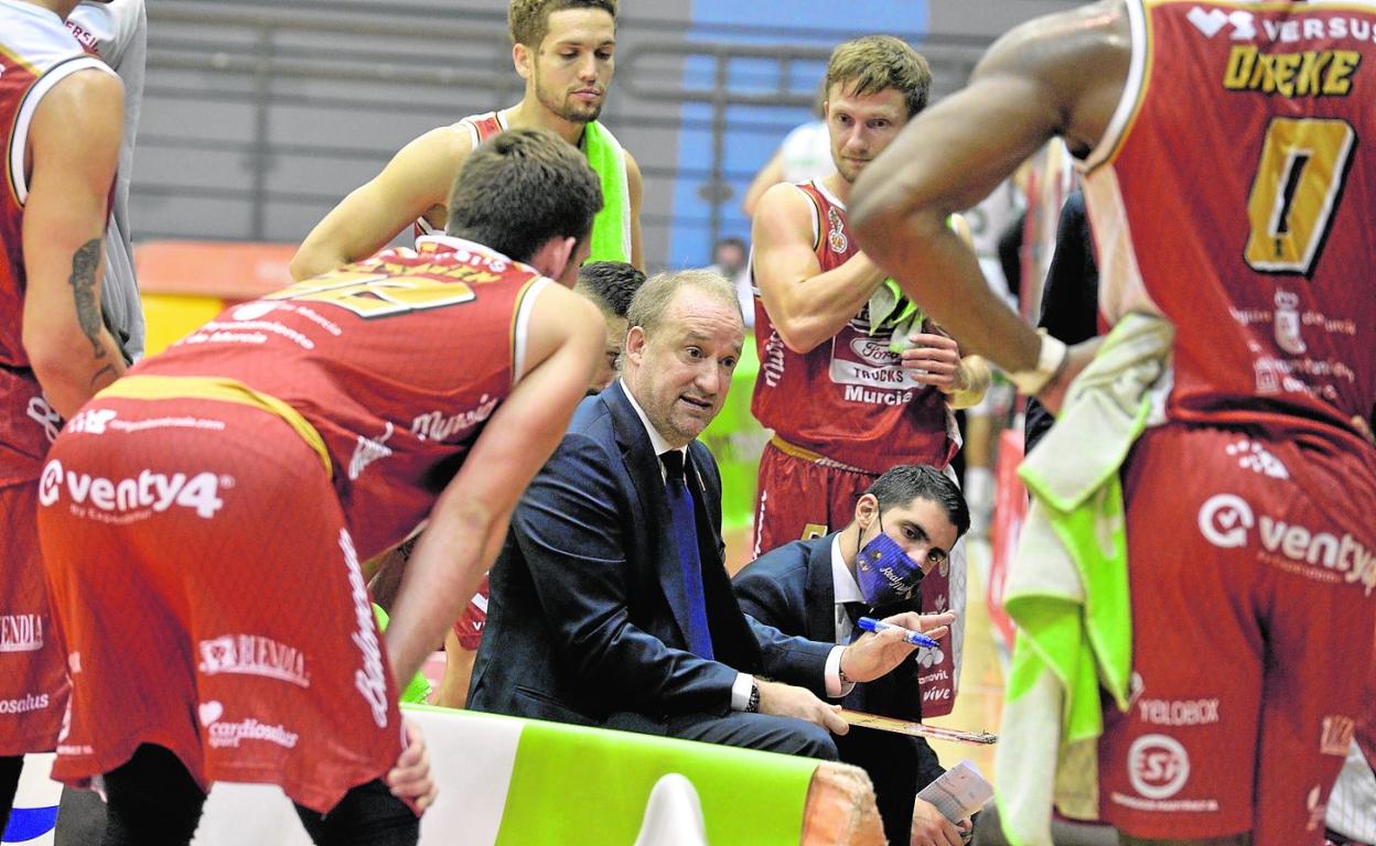 Rafa Monclova da instrucciones a sus jugadores en un tiempo muerto de un partido de esta temporada. 