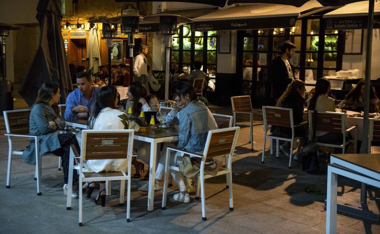 Clientes en una terraza en el centro de Murcia, en una fotografía de archivo.