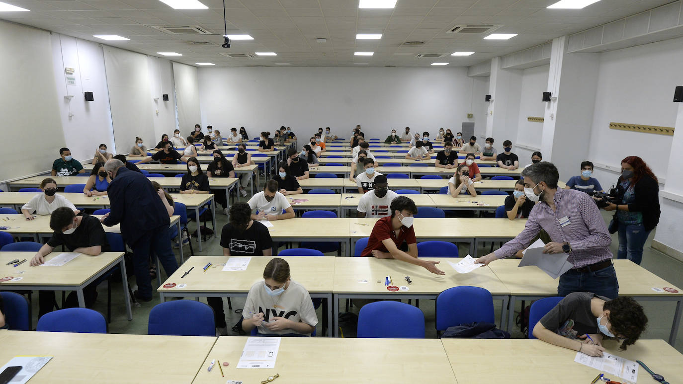 Fotos: Así arrancó la Ebau en la Universidad de Murcia