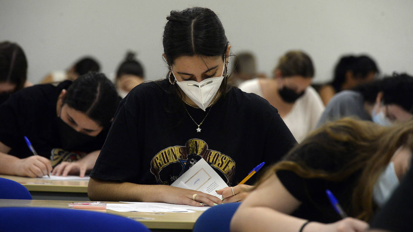 Fotos: Así arrancó la Ebau en la Universidad de Murcia