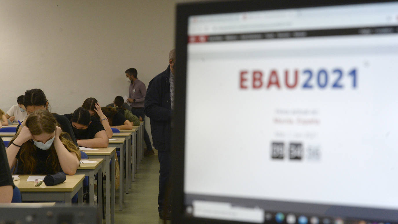 Fotos: Así arrancó la Ebau en la Universidad de Murcia