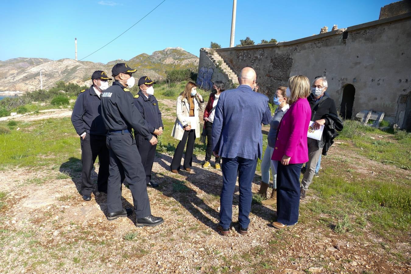 Jefes de la Armada, Tomás Olivo (de espaldas), Castejón y Arroyo, en una visita al acuartelamiento militar. 