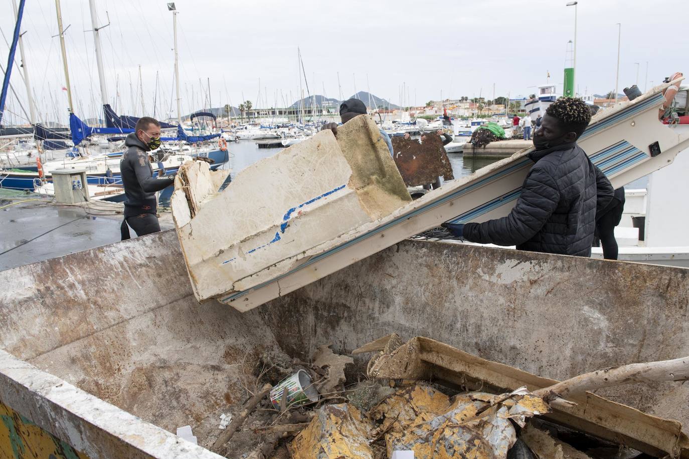 Fotos: Limpieza de residuos en el fondo del Mar Menor