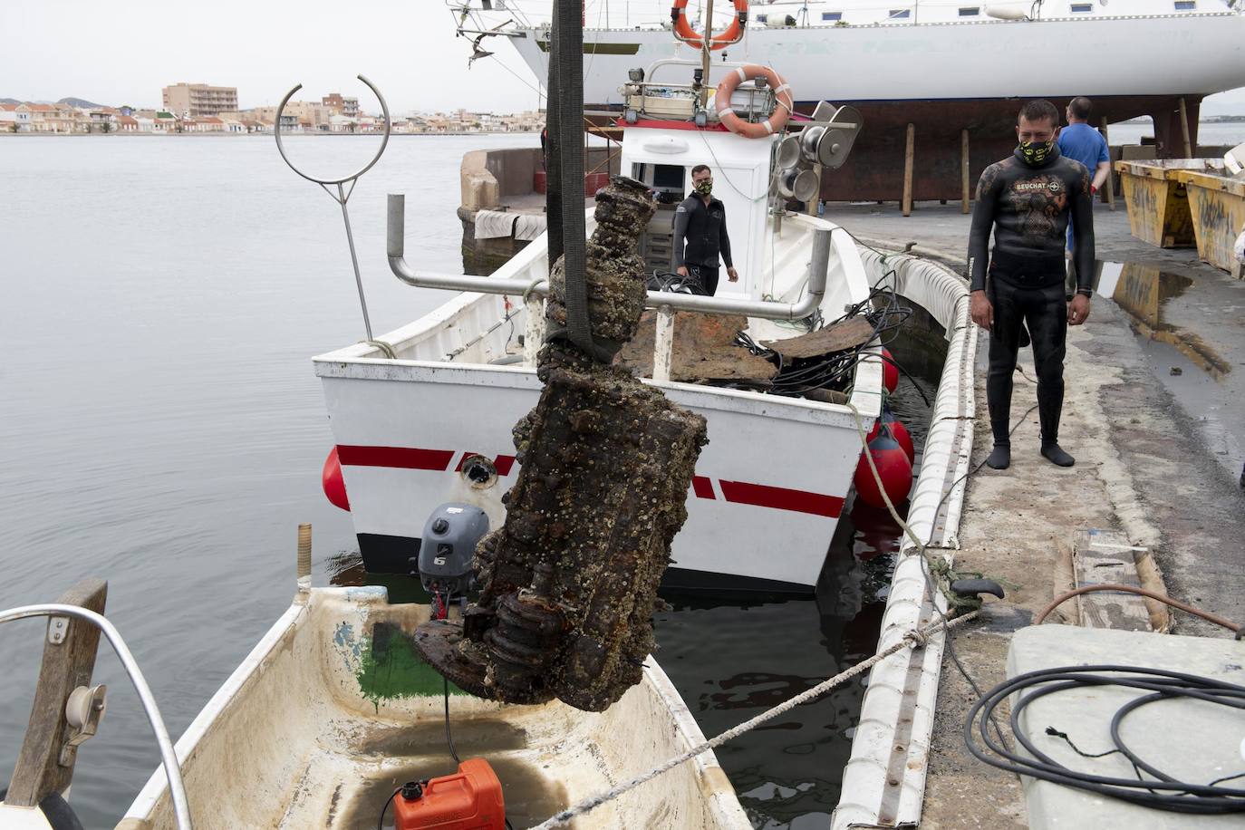 Fotos: Limpieza de residuos en el fondo del Mar Menor