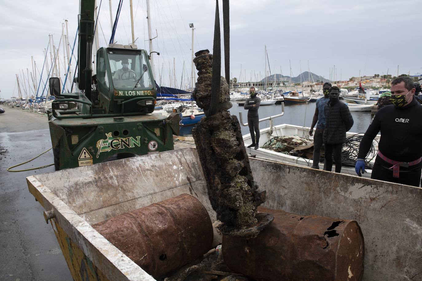 Fotos: Limpieza de residuos en el fondo del Mar Menor