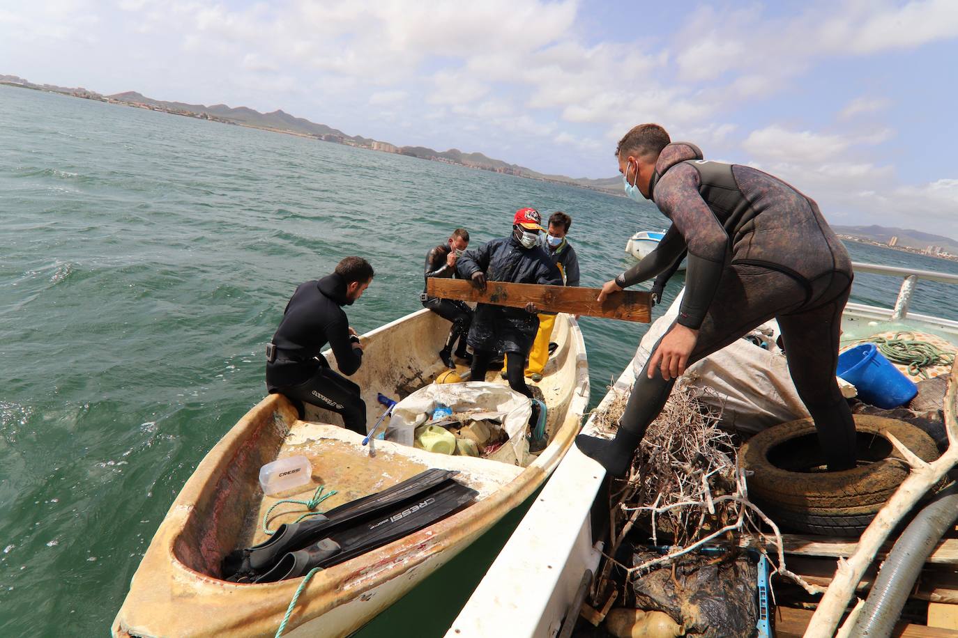 Fotos: Limpieza de residuos en el fondo del Mar Menor