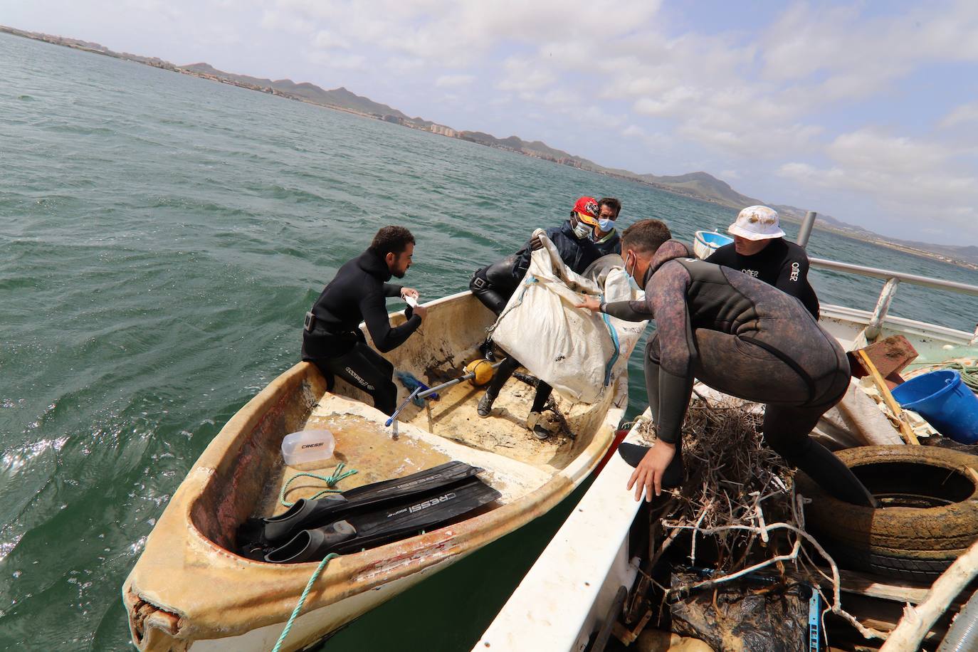 Fotos: Limpieza de residuos en el fondo del Mar Menor
