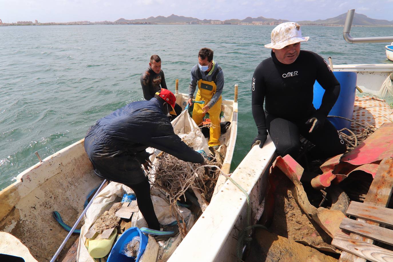 Fotos: Limpieza de residuos en el fondo del Mar Menor