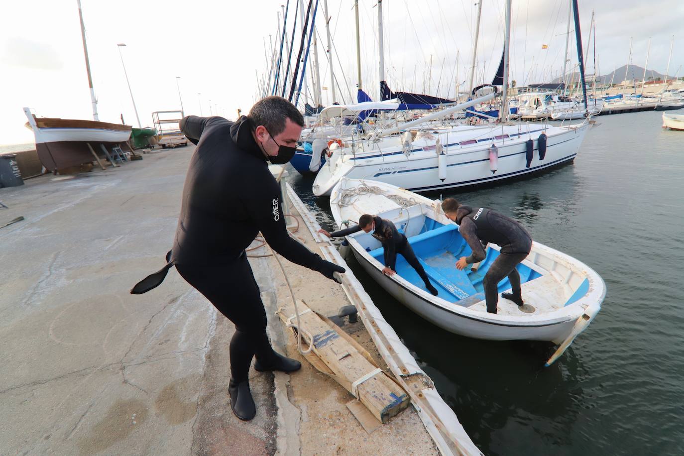 Fotos: Limpieza de residuos en el fondo del Mar Menor