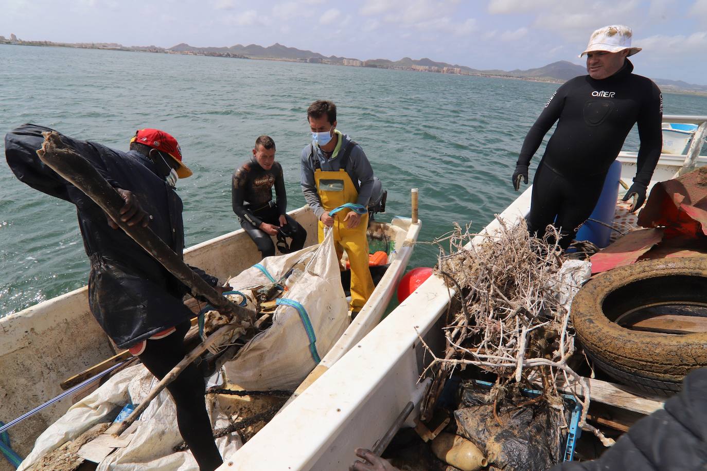Fotos: Limpieza de residuos en el fondo del Mar Menor
