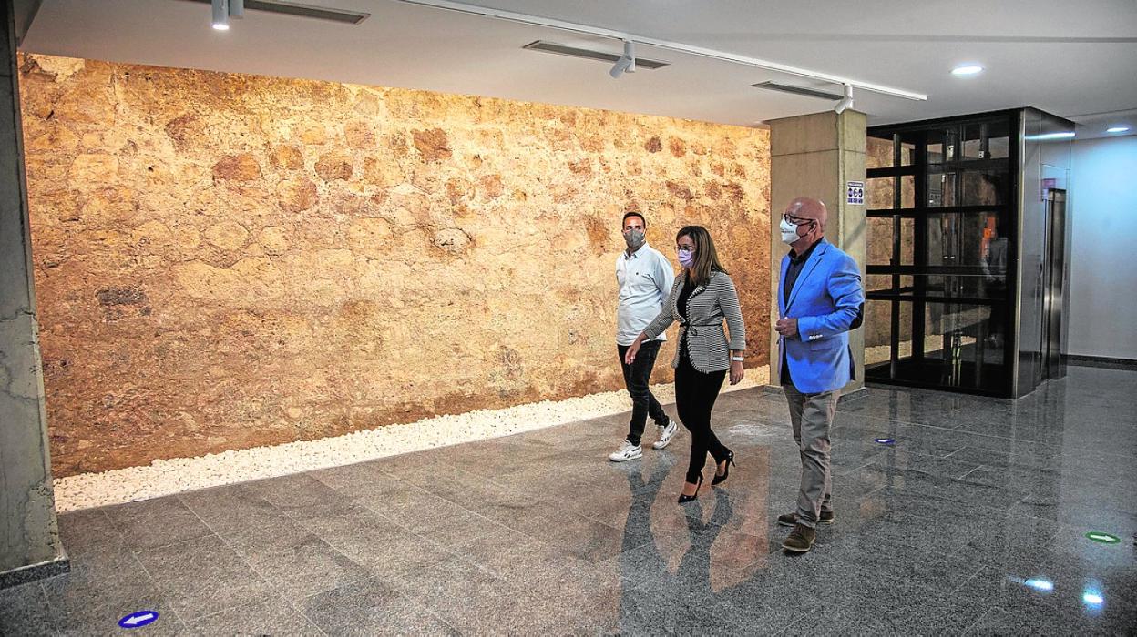 Martínez, Castejón y Padín, ayer junto a la muralla en la sala que inauguraron. 