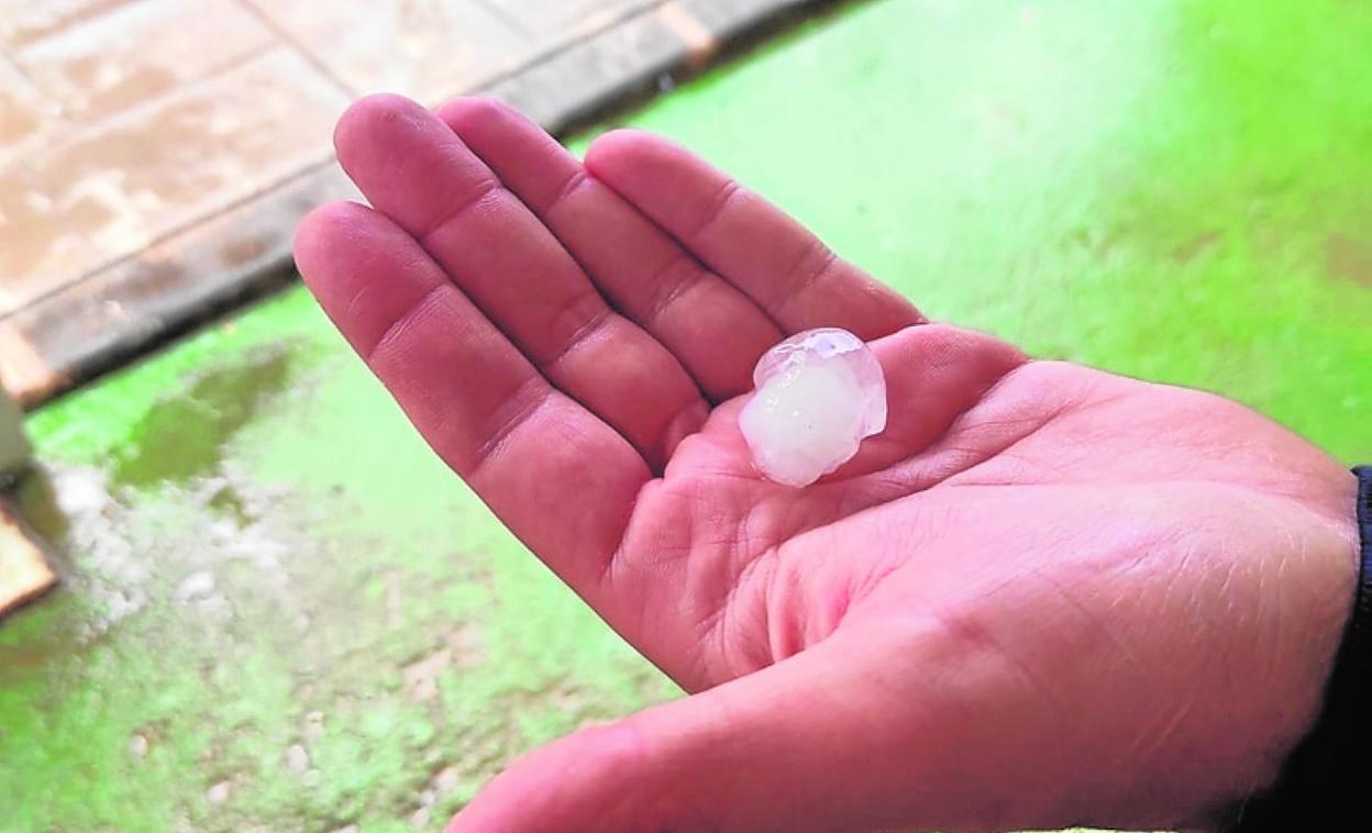 Un vecino muestra el tamaño del granizo, ayer, en San Javier. 
