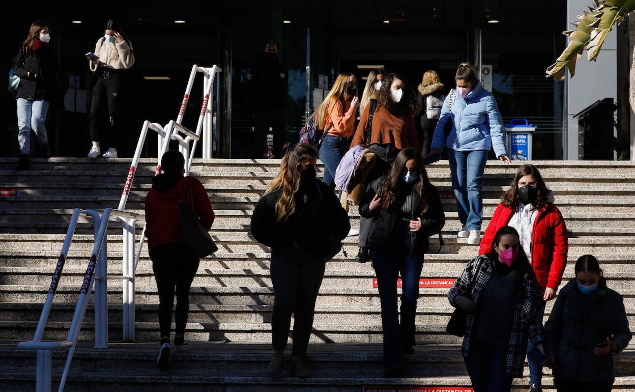 Estudiantes en el campus de Espinardo de la UMU.