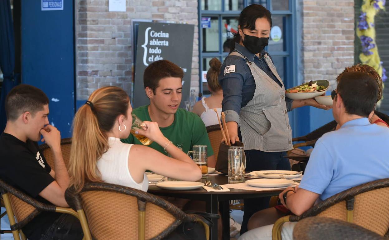 Una camarera sirve en una terraza de Murcia, en una imagen de archivo.