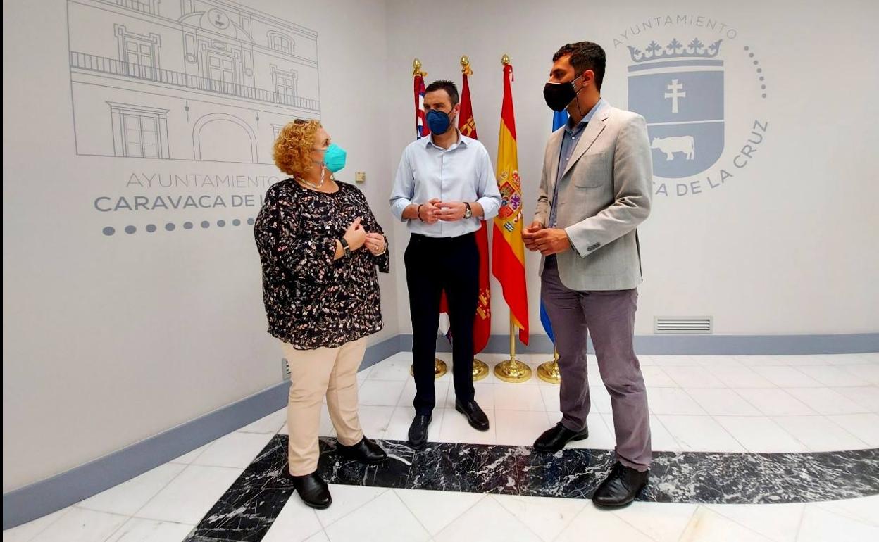 El director general de Universidades y el alcalde de Caravaca conversan con la directora del centro durante la visita 