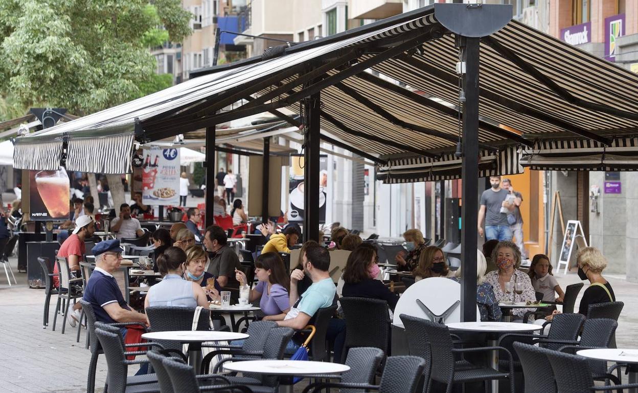 La terraza de un bar de Murcia, esta semana.