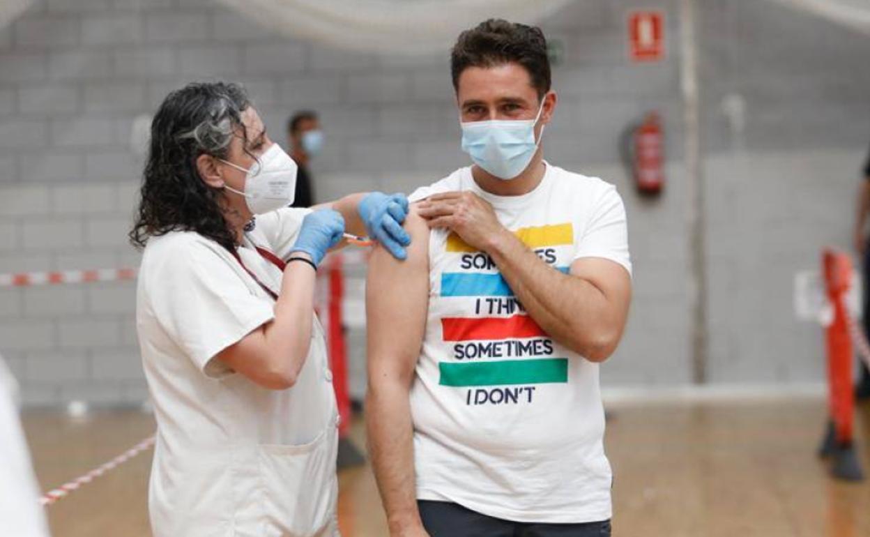 Un hombre de entre 40 y 49 años, vacunándose este viernes en Lorca.