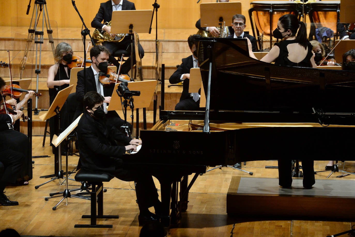 Fotos: El pianista Javier Perianes y la Sinfónica de la Región en el Víctor Villegas