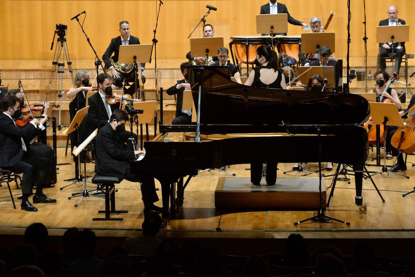 Fotos: El pianista Javier Perianes y la Sinfónica de la Región en el Víctor Villegas