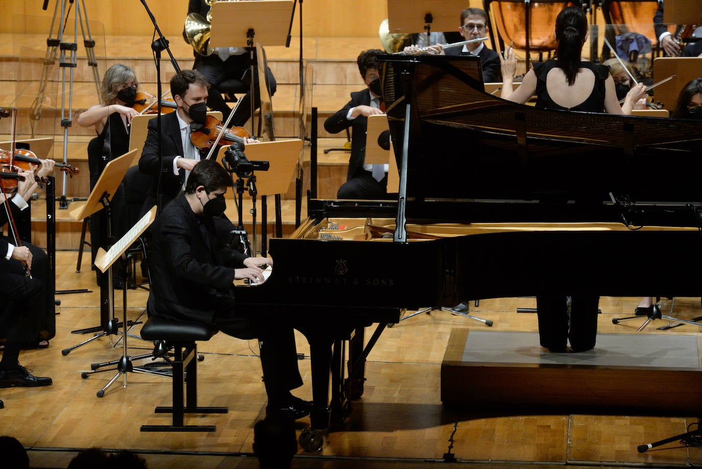 Fotos: El pianista Javier Perianes y la Sinfónica de la Región en el Víctor Villegas